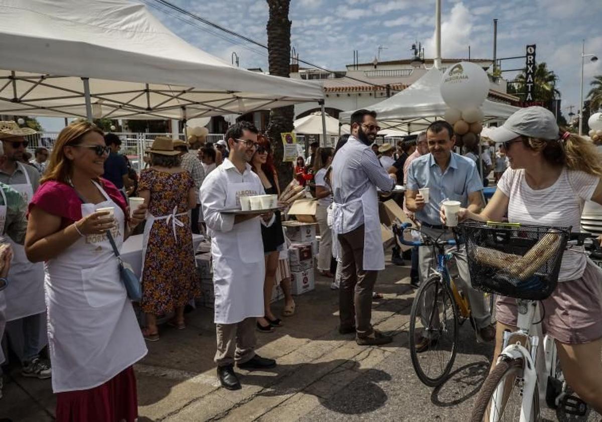 Reparto de horchata gratis en Alboraya