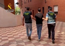 Uno de los detenidos en la operación.