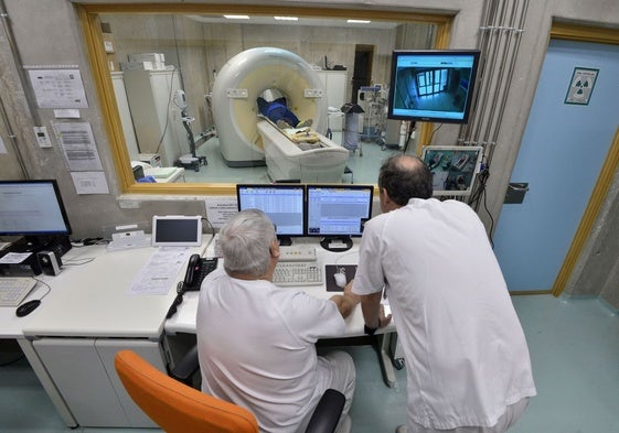 Dos sanitarios durante unas pruebas para la detección del cáncer.