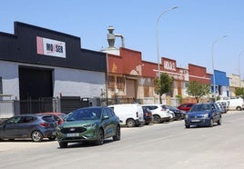 Varias naves industriales en un polígono industrial.