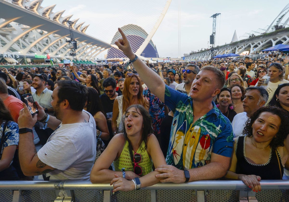 Asistentes del público a uno de los conciertos en la Ciudad de las Artes y las Ciencias de Valencia.