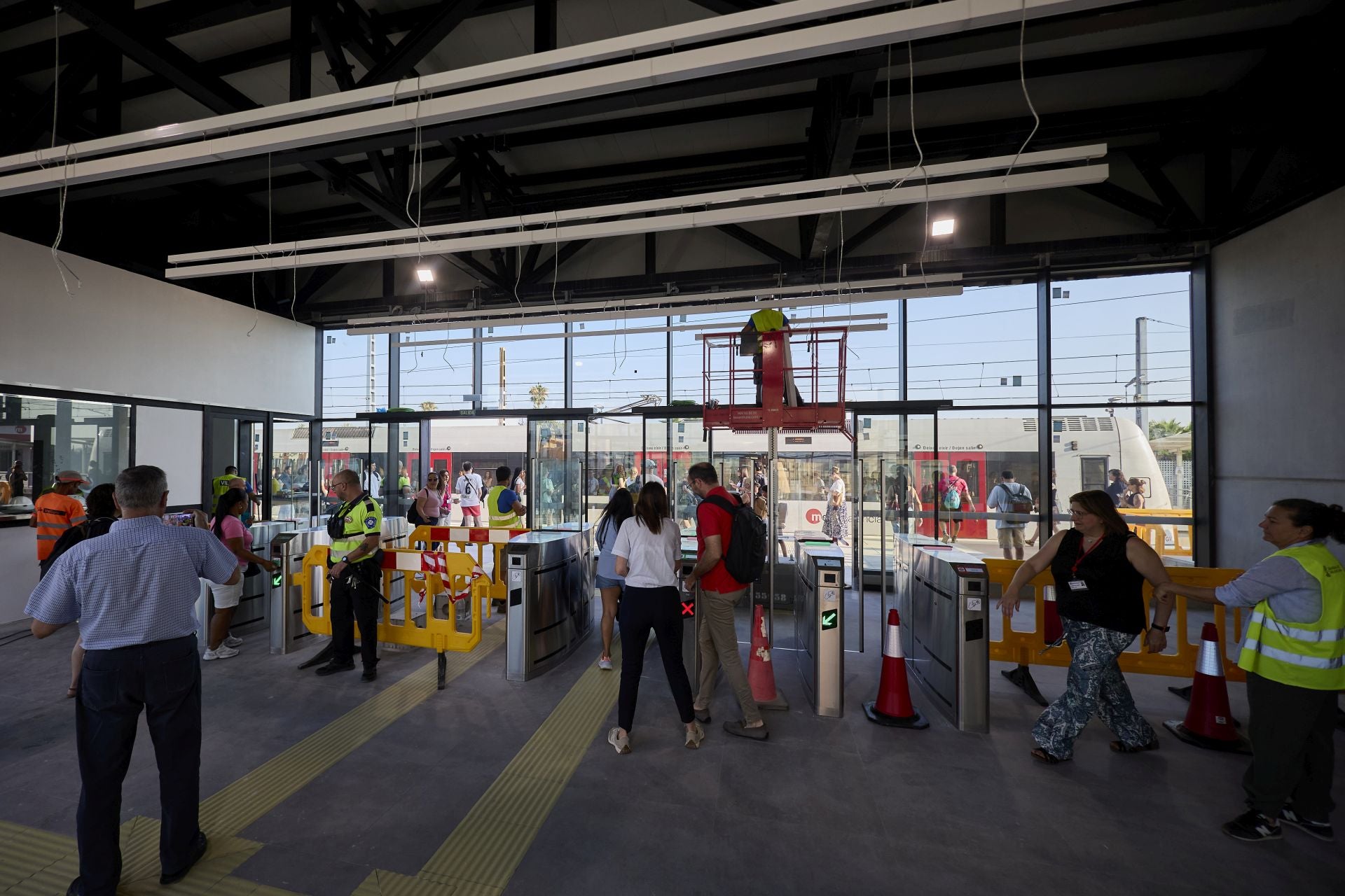 Todas las imágenes de apertura del metro en la zona cero de la dana