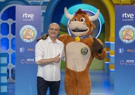 Ramón García junto a la vaquilla de 'Grand Prix'.