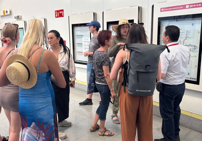 Un trabajador de Metrovalencia informa a un grupo de turistas, este viernes en Marítim.