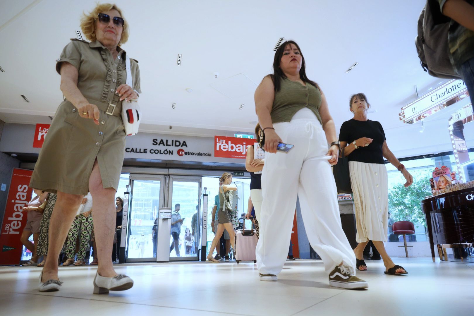 Fotos del comienzo de las rebajas de verano en Valencia 2025