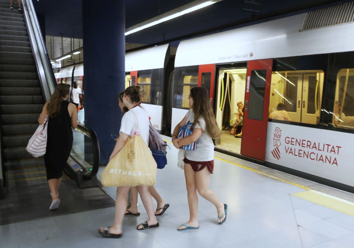 Varias jóvenes abandonan el metro en Aragón para buscar cómo seguir con su viaje.