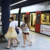 Varias jóvenes abandonan el metro en Aragón para buscar cómo seguir con su viaje.