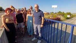 Representantes del PSPV en la Vall d'Albaida en uno de los puentes sobre la carretera.