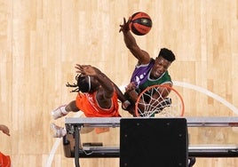 Sima ataca el aro del Valencia Basket durante un partido en el Carpena.