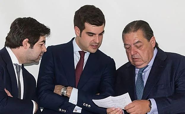 Vicente Boluda con sus hijos, Vicente y Nacho, en el centro de la imagen.