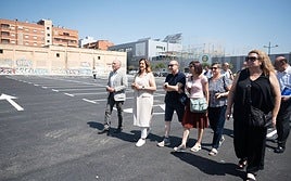 La alcaldesa durante su visita al nuevo parking al aire libre.