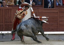El diestro Manuel Escribano poniendo una banderilla durante una faena.