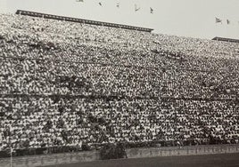 La grada de preferencia numerada de Mestalla, célebre por su verticalidad, ofrece un aspecto rebosante de aficionados en el primer partido de la temporada 57-58, poco antes de la riada sufrida por el desbordamiento del Turia en octubre.