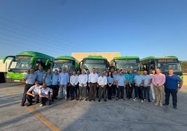 El conseller con los conductores de las lanzadera.