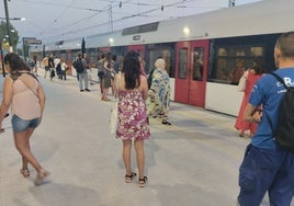 Unos viajeros suben al metro en la estación de Paiporta.