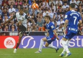 Cristhian Mosquera, ante el Athletic Club en Mestalla.