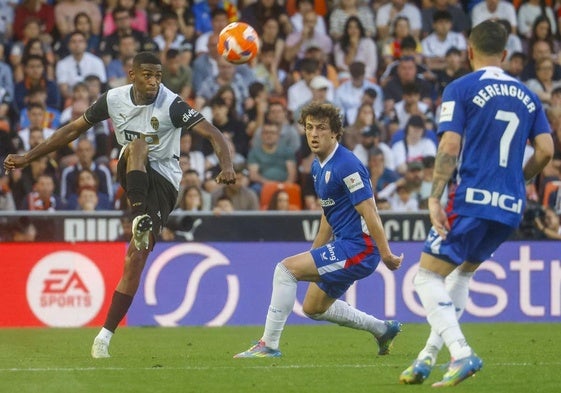 Cristhian Mosquera, ante el Athletic Club en Mestalla.