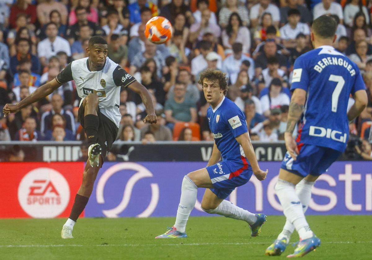 Cristhian Mosquera, ante el Athletic Club en Mestalla.