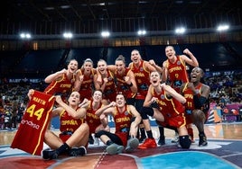 Las jugadoras de España celebran la clasificación para la final del Eurobasket 2025.