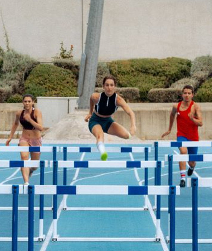 Imagen secundaria 2 - Fotogramas de la serie 'Olympo'.