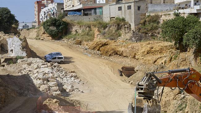 Imagen después - Junto a la hornacina de San Isidro había una gran piedra que generó un codo y aumentó la fuerza del agua. La imagen de abajo muestra el poder de destrucción. Ahora, uno de los grandes misterios es saber dónde ha ido a parar la figura de San Isidro, que ha desparecido.