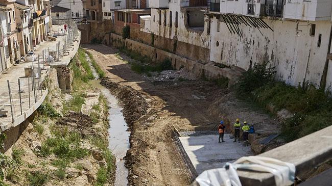 Imagen después - En estos momentos, el barranco de Chiva se puede observar que el cauce es más profundo, ya que la fuerza del agua lo rebajó. Y se ha puesto una losa de hormigón en el puente nuevo para afianzarlo por si suceden nuevas avenidas.