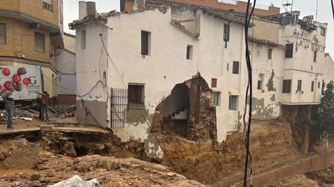 Imagen antes - Está previsto que esta semana comiencen las obras en el puente nuevo tras varias fechas en falso. El día después de la dana había en su superficie chatarra de vehículos, las barandillas fueron arrancadas por el agua y las casas dañadas han tenido que ser derribadas.