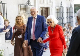 Mayrén Beneyto, Juan Roig y Hortensia Herero a su llegada a la catedral de Santander.