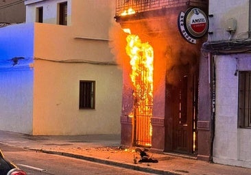 El fuego se ha extendido por las dos plantas de la vivienda.