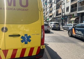 Una ambulancia y dos vehículos policiales junto al edificio donde sucedieron los hechos.
