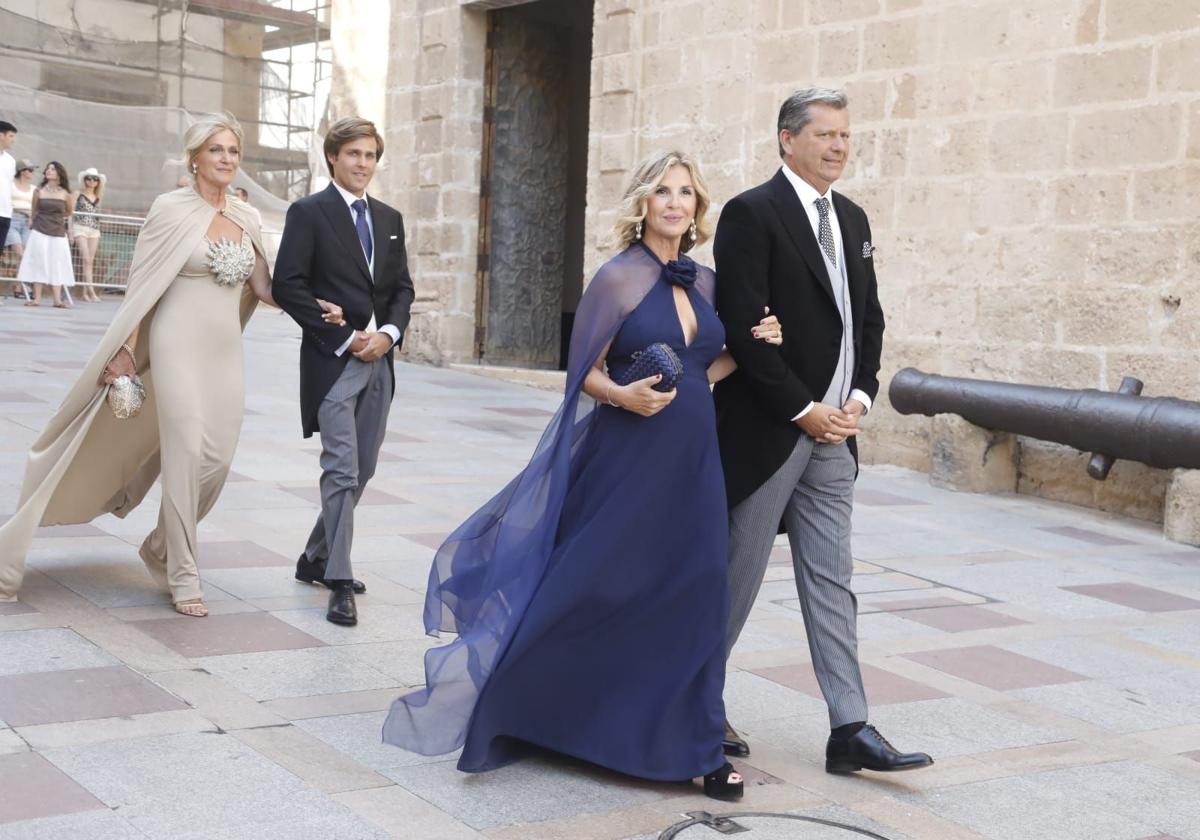 El novio, Javi Millet, acompañado de su madre. Le precede la madre de la novia, Pato Casanova.