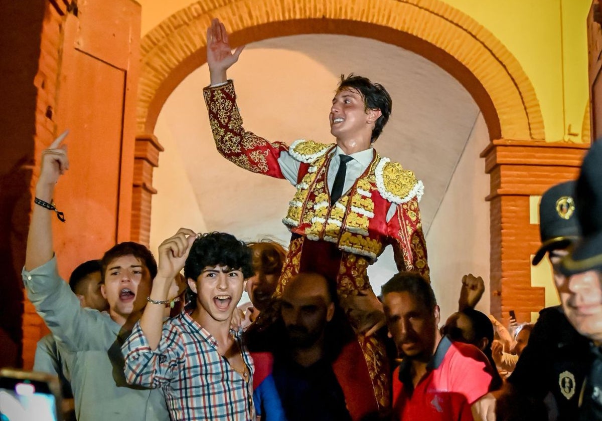 Roca Rey sale a hombros por la puerta grande en Castellón.