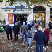 Cola en una administración de Loterías y Apuestas del Estado.