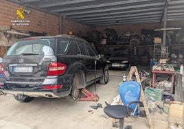 Uno de los coches desguazados en el taller clandestino.