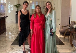 Josita Boluda, este viernes en la preboda de su sobrino Nacho, con sus hijas, Josita y Lola.