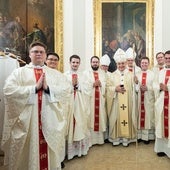 Los nuevos presbíteros junto al arzobispo y los obispos.