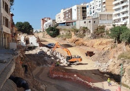 Una excavadora trabajando en el cauce del barranco de Chiva esta semana.