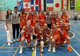 La plantilla del alevín femenino del Valencia Basket, junto al trofeo de subcampeón.