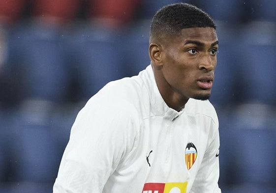 Cristhian Mosquera, en el calentamiento de un partido con el Valencia CF.