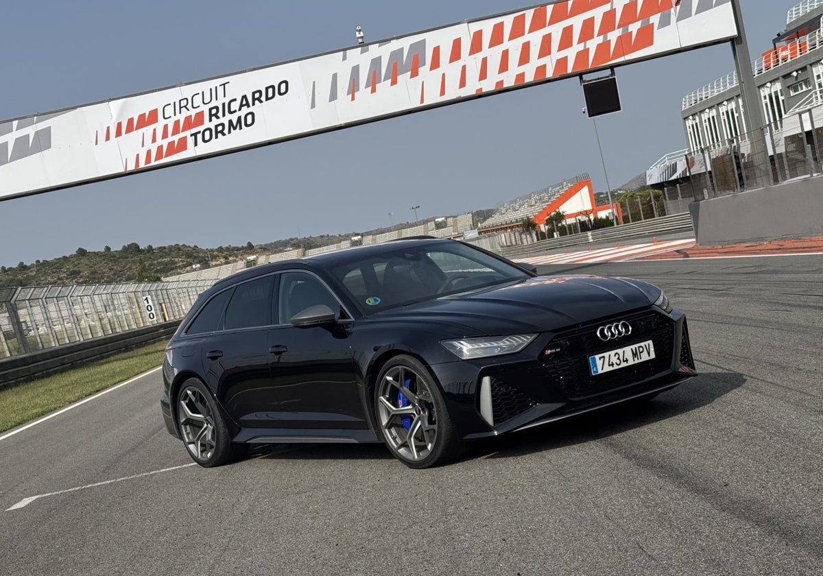 Los detalles en color gris mate son exclusivos de la variante 'Performance'.