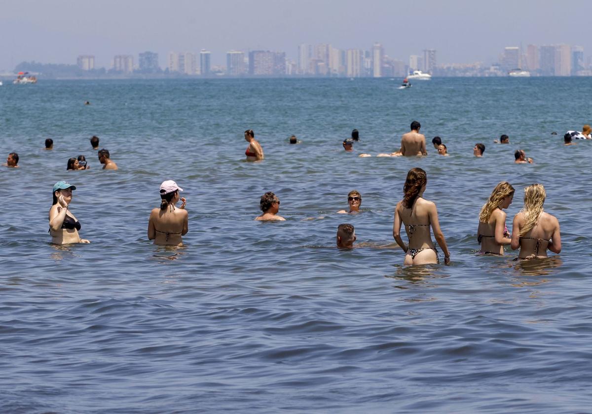 Varios bañistas en Valencia.