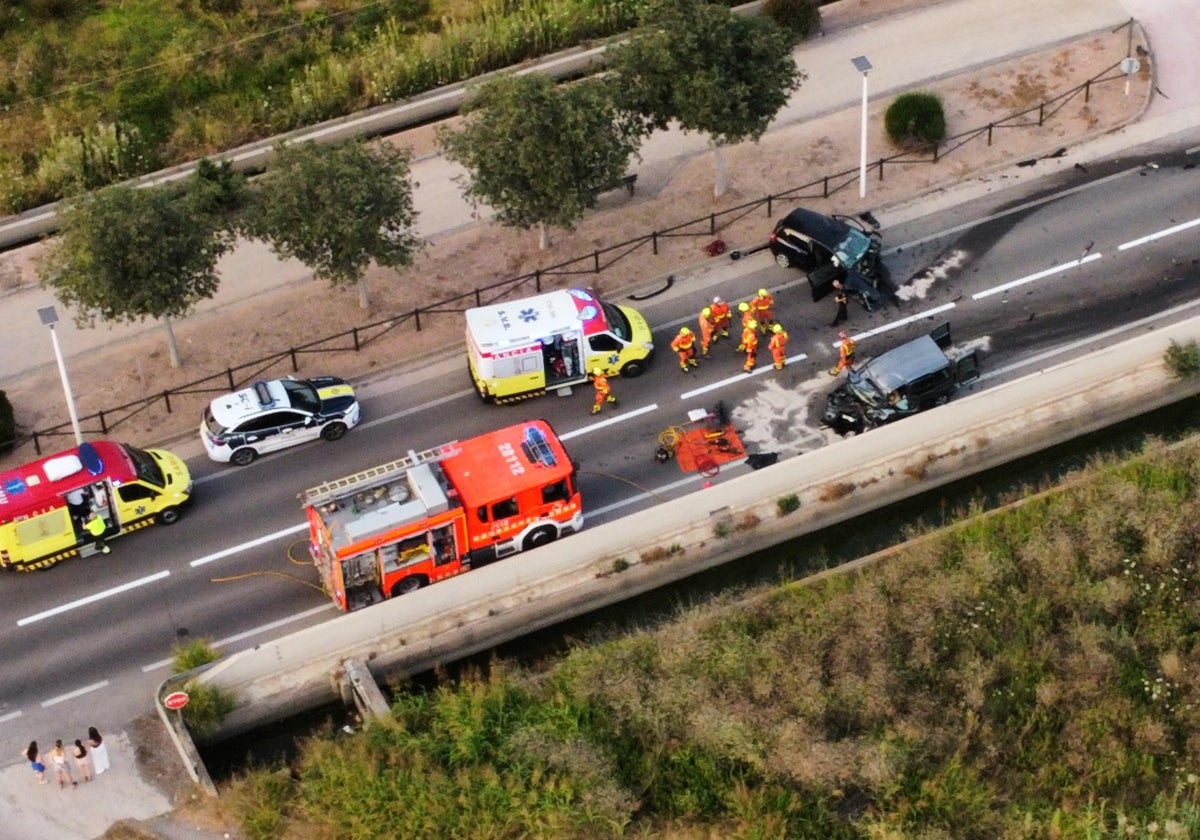 Bomberos y policías junto a los dos vehículos que chocaron en Puçol en una imagen captada por un dron.