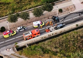 Bomberos y policías junto a los dos vehículos que chocaron en Puçol en una imagen captada por un dron.