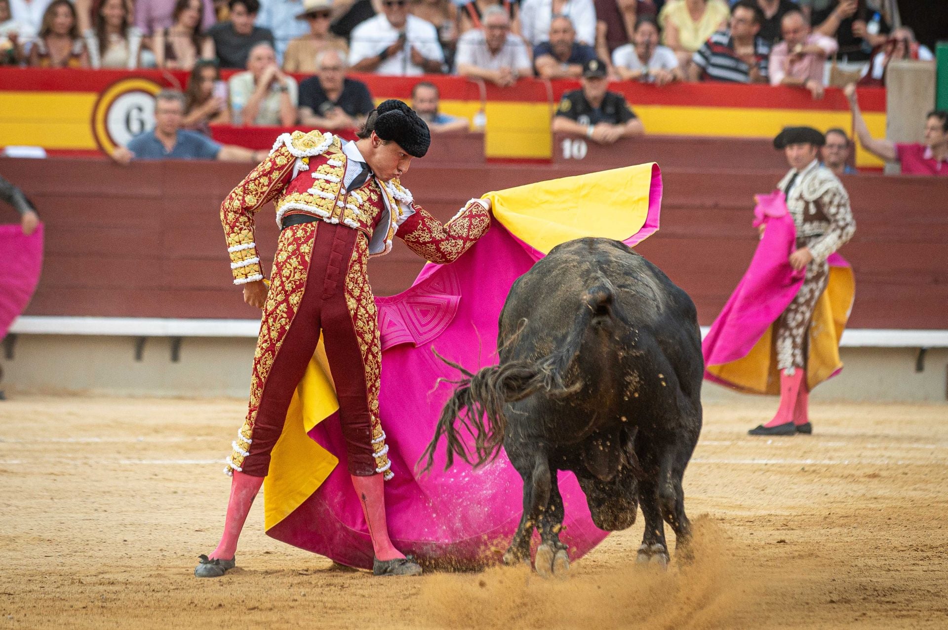 La plaza de toros de Castellón se viste de gala en su homenaje a Manuel Colonques