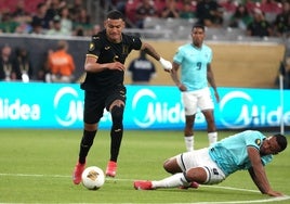 Kervin Arriaga avanza con el balón durante un partido entre Honduras y Panamá.