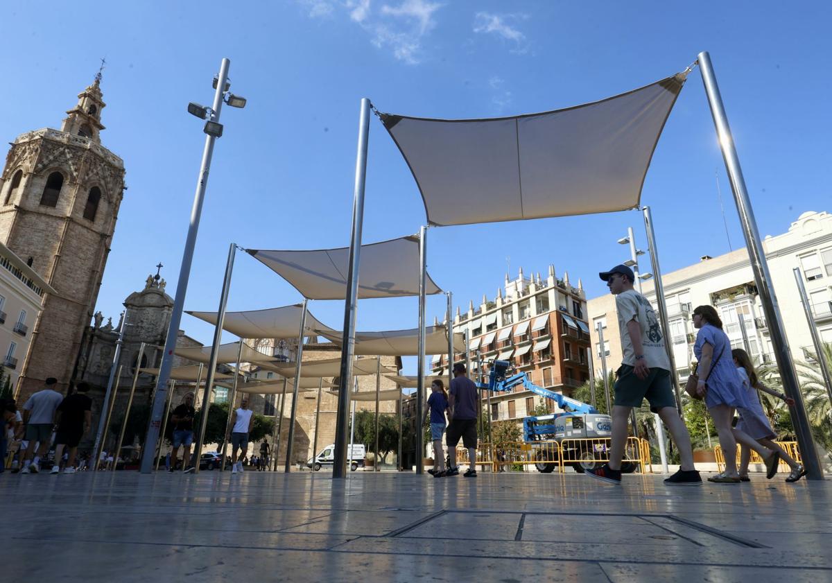Imagen principal - La plaza de la Reina recupera la sombra en plena ola de calor en Valencia