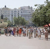 Turistas pasean por el centro de Valencia este domingo.