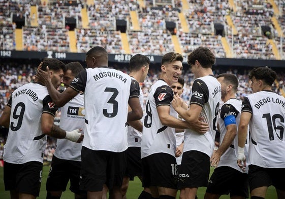 Los jugadores del Valencia CF, celebrando un gol.
