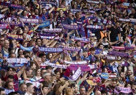 Aficionados del Levante UD, en el Ciutat de València.