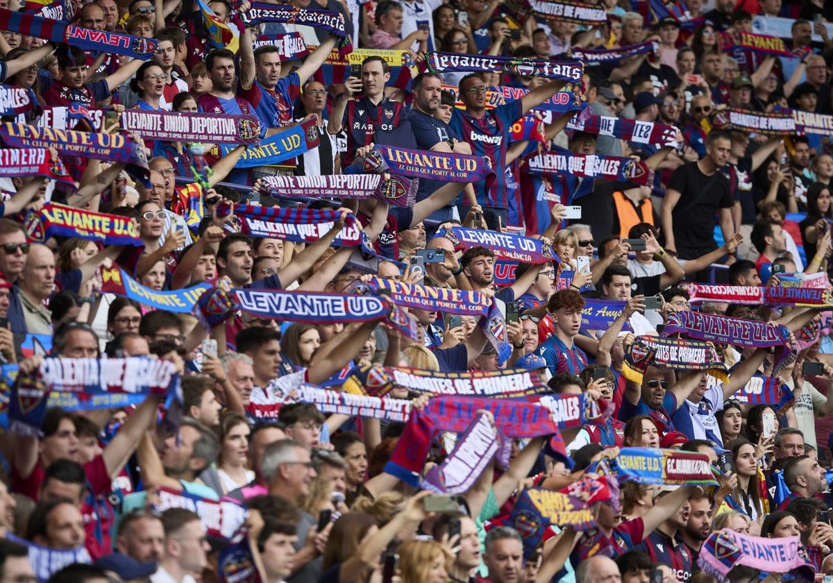 Aficionados del Levante UD, en el Ciutat de València.